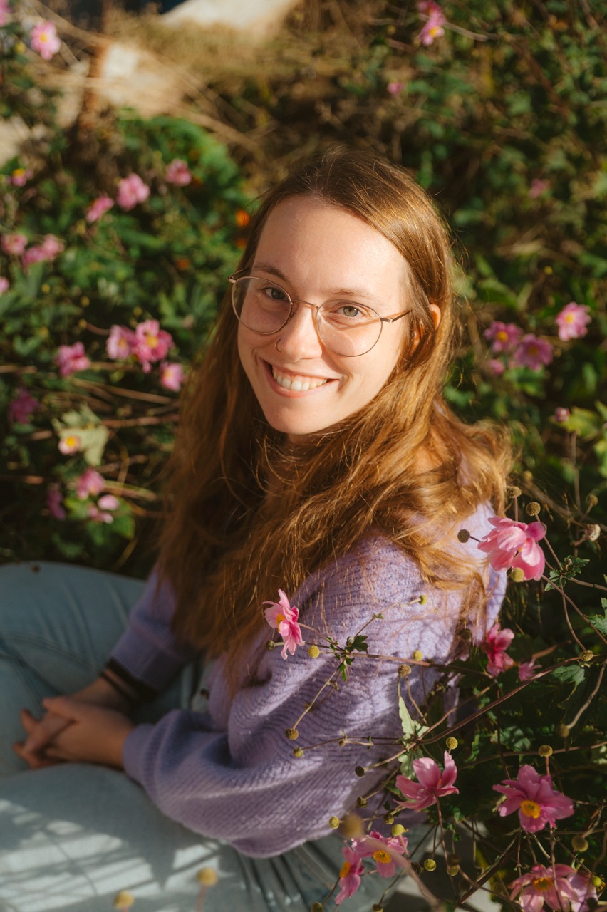 Foto van Jara tussen de paarse bloemen